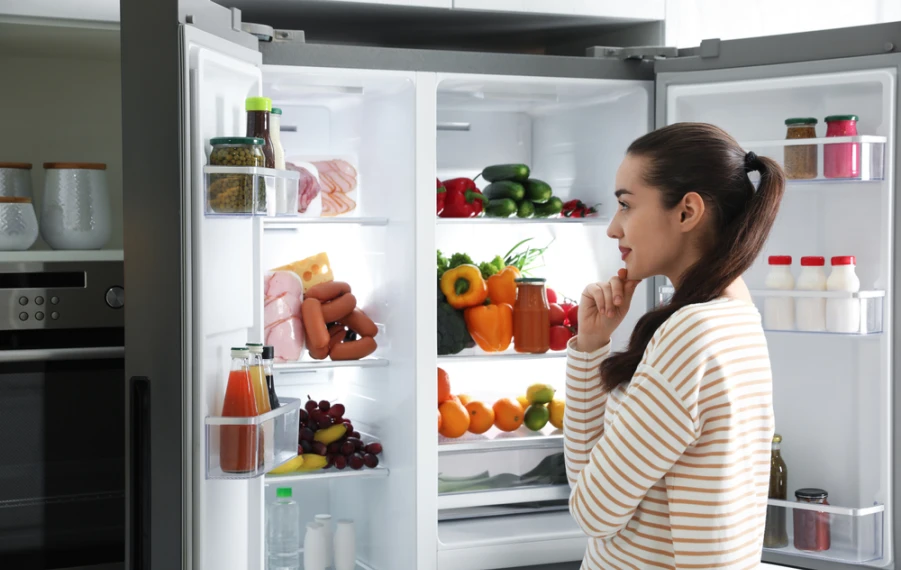 zvyšky zeleniny v chladničke pripravené na spracovanie