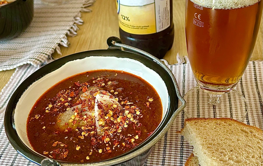 kotlíkový guláš varenie vonku pri ohni