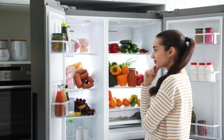 zvyšky zeleniny v chladničke pripravené na spracovanie