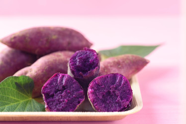 Čo je ube? Fialová hľuza, ktorá ovládla moderné dezerty