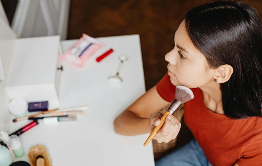 Žena nanáša bronzer pre prirodzene opálený vzhľad