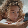 Nekonečné scrollovanie: Prečo nás „hlúpy“ obsah upokojuje aj ničí zároveň