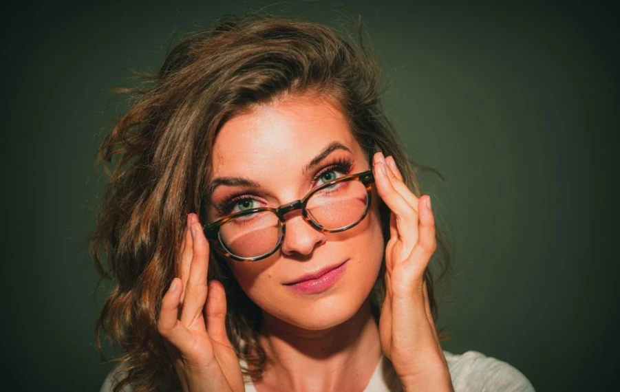 Žena pred vyšetrením zraku na očnej klinike