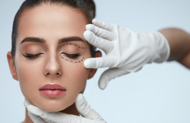 Blefaroplastika – korekcia očných viečok. Ako prebieha? Spája sa s nejakými rizikami?