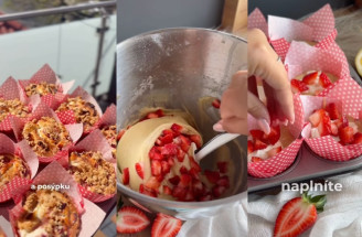 Jahodové muffiny s tvarohom: Vláčne, s chrumkavou posýpkou a plné bielkovín