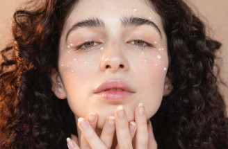 Najväčšie beauty trendy leta 2026: Toto bude dominovať make-upu aj skincare