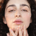 Najväčšie beauty trendy leta 2026: Toto bude dominovať make-upu aj skincare