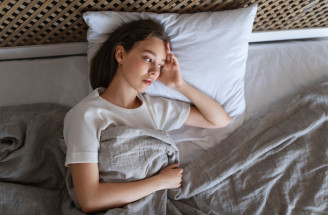 Večerný overthinking má svoj dôvod (vraj aj psy overthinkujú)