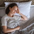 Večerný overthinking má svoj dôvod (vraj aj psy overthinkujú)
