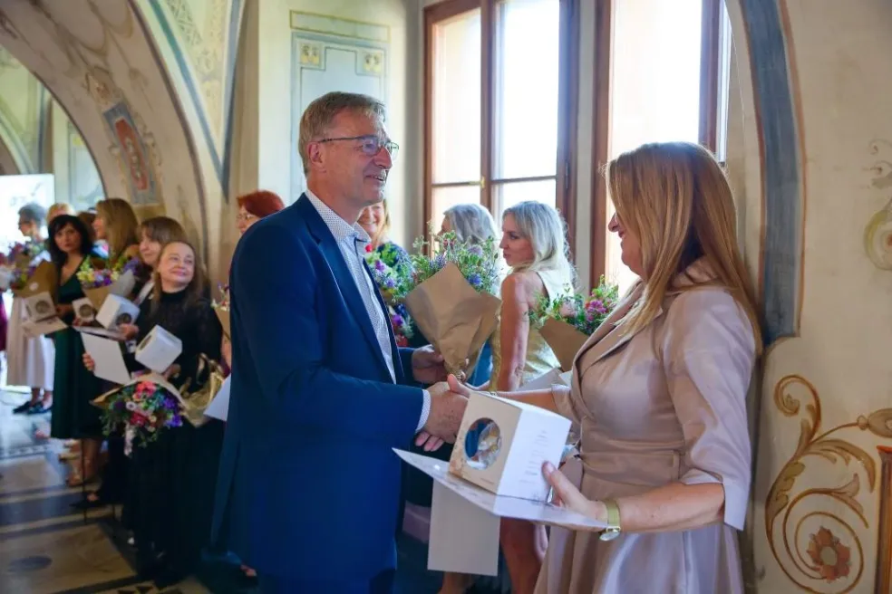 Oceněné partnerské kosmetičky GERnétic s kyticemi a dárky na oslavě 30. výročí v Praze.