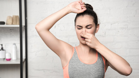 Trápi ťa silne zapáchajúci pot v podpazuší napriek dobrej hygiene? Odhaľ možné príčiny