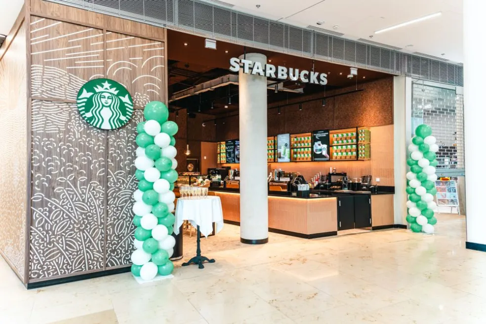Vstup do novej kaviarne Starbucks v Eurovea II so zelenými balónmi v deň otvorenia, Bratislava