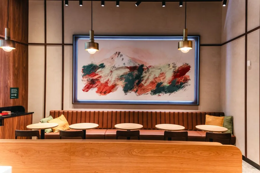 Umelecké dielo Peru Coffee Landscape od ilustrátora Gaba Armagosta v novej kaviarni Starbucks Eurovea II