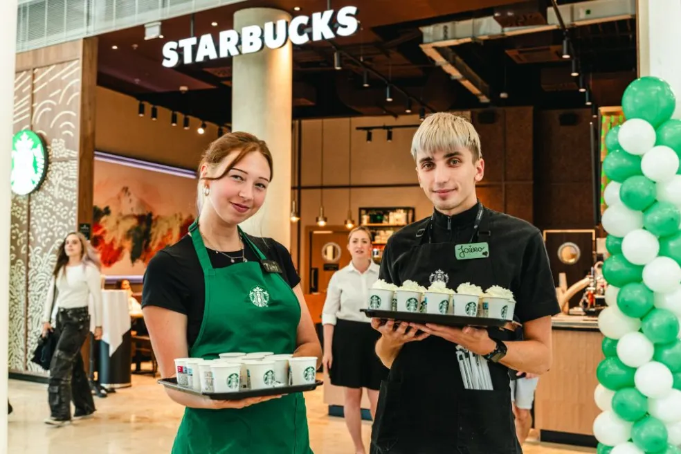 Baristi Starbucks Tara a Joško ponúkajú kávu a dezerty počas otvorenia kaviarne Eurovea II, Bratislava