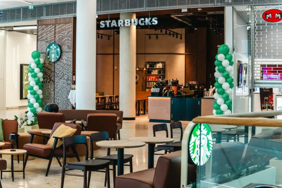 Oddychová zóna pri Starbucks v Eurovea II s kreslami, stolíkmi a logom kaviarne, Bratislava