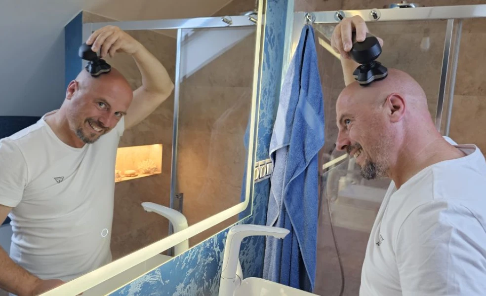 Tester Marián Čabák holí hlavu strojčekom Philips Head Pro Series 9000 počas redakčného testu pre kamzakrasou.sk
