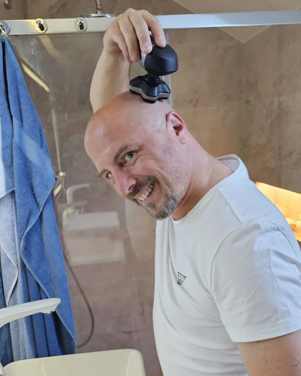 Tester Marián Čabák holí hlavu strojčekom Philips Head Pro Series 9000 počas redakčného testu pre kamzakrasou.sk