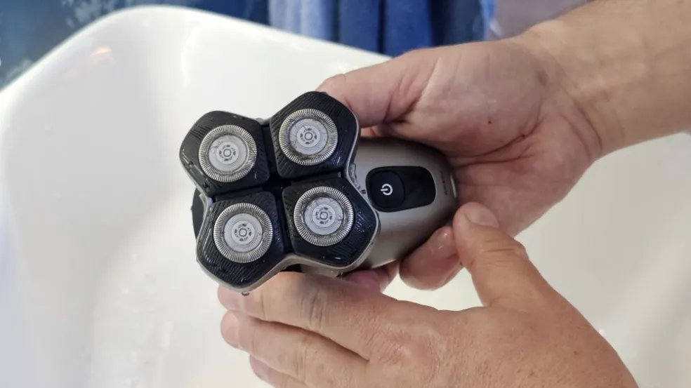 Detail flexibilnej 360° hlavy holiaceho strojčeka Philips Head Pro 9000 s 36 britmi ComfortCut po holení