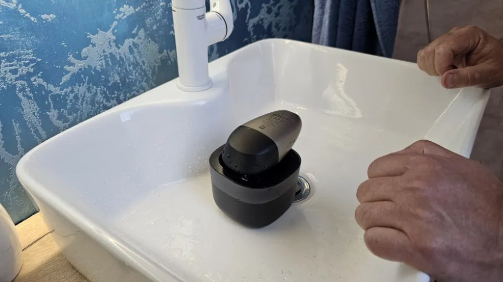 Holiaci strojček Philips Head Pro 9000 v priloženej čistiacej stanici po holení