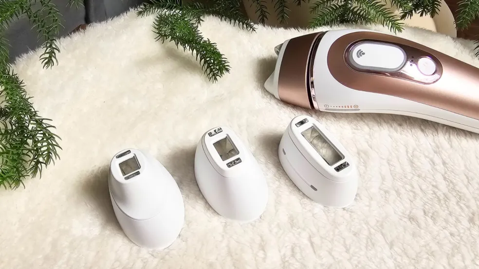 Kompletný obsah balenia Braun Skin i·expert IPL7321 — epilátor, tri hlavice, puzdro a adaptér