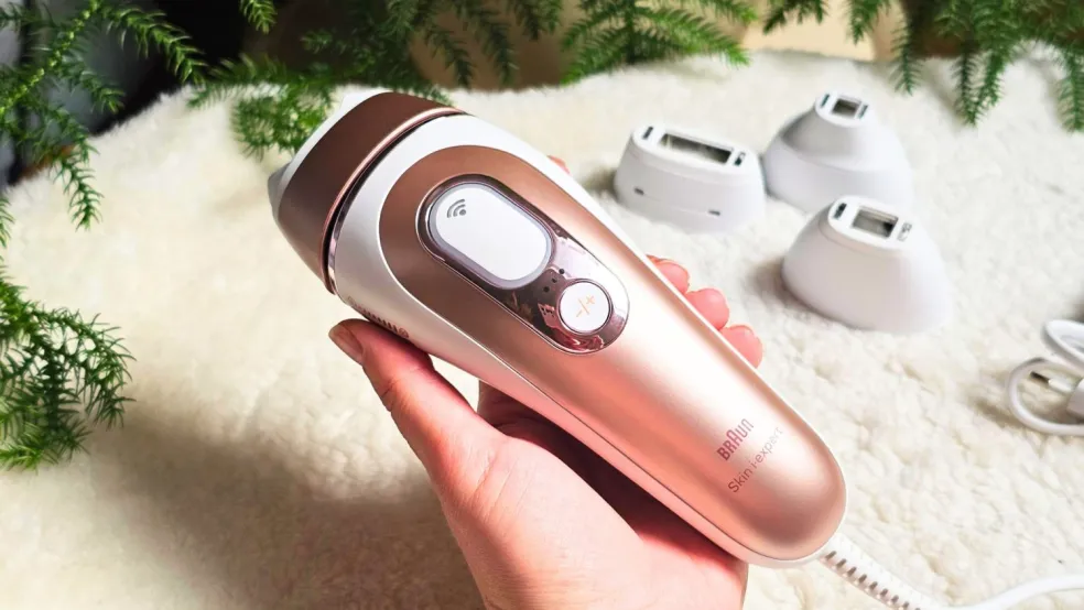 Detail hlavice Smart Flex IPL epilátora Braun Skin i·expert IPL7321 s pohyblivými bočnými krídlami
