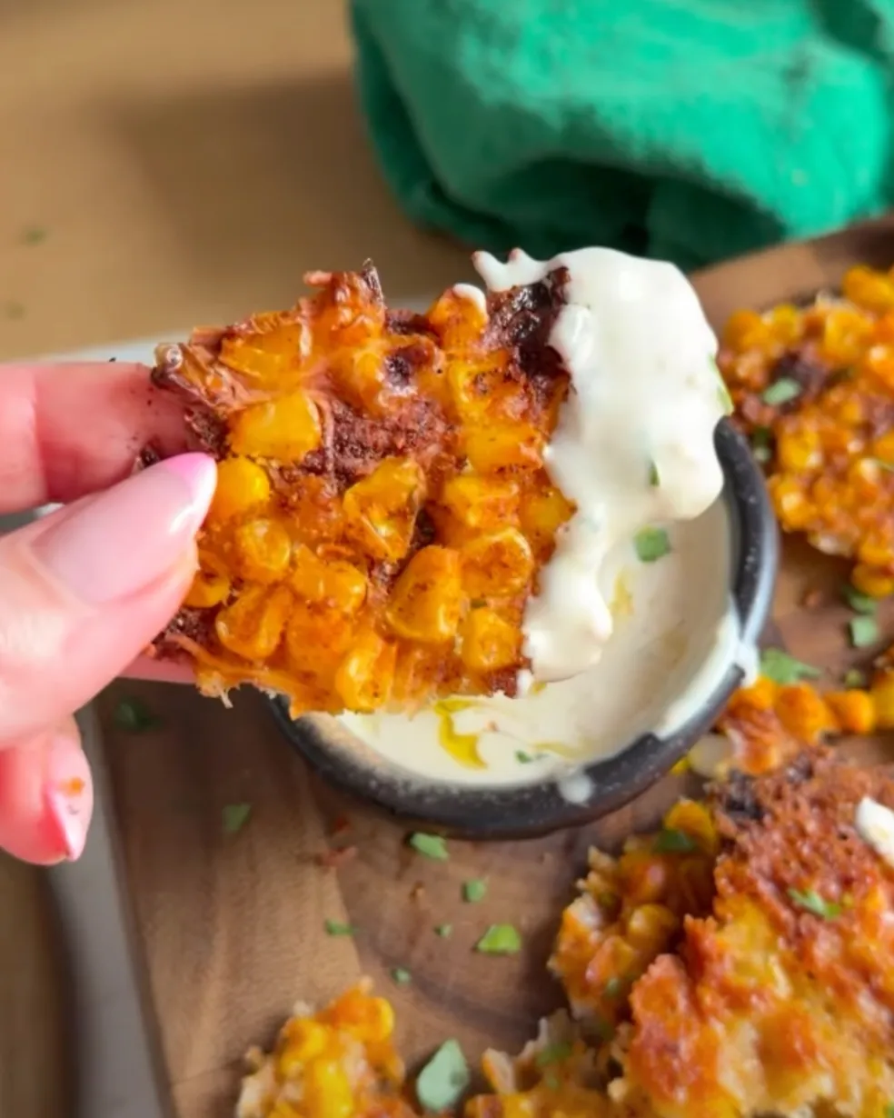Miska parmezánových chipsov s guacamole a domácim hummusom na letnom stole