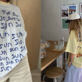 Trendy tričká s potlačou 2026: Graphic tee je späť vo vintage štýle a vyzerá lepšie než kedykoľvek predtým