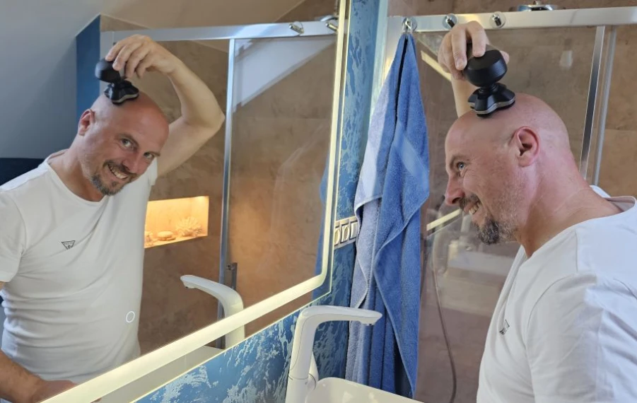 Tester Marián Čabák holí hlavu strojčekom Philips Head Pro Series 9000 počas redakčného testu pre kamzakrasou.sk