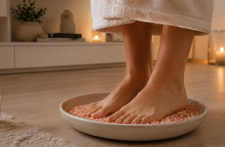 Státie na soli pred spaním: Pomáha lepšie spať alebo ide len o virálny wellness trend?