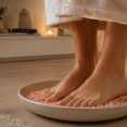 Státie na soli pred spaním: Pomáha lepšie spať alebo ide len o virálny wellness trend?