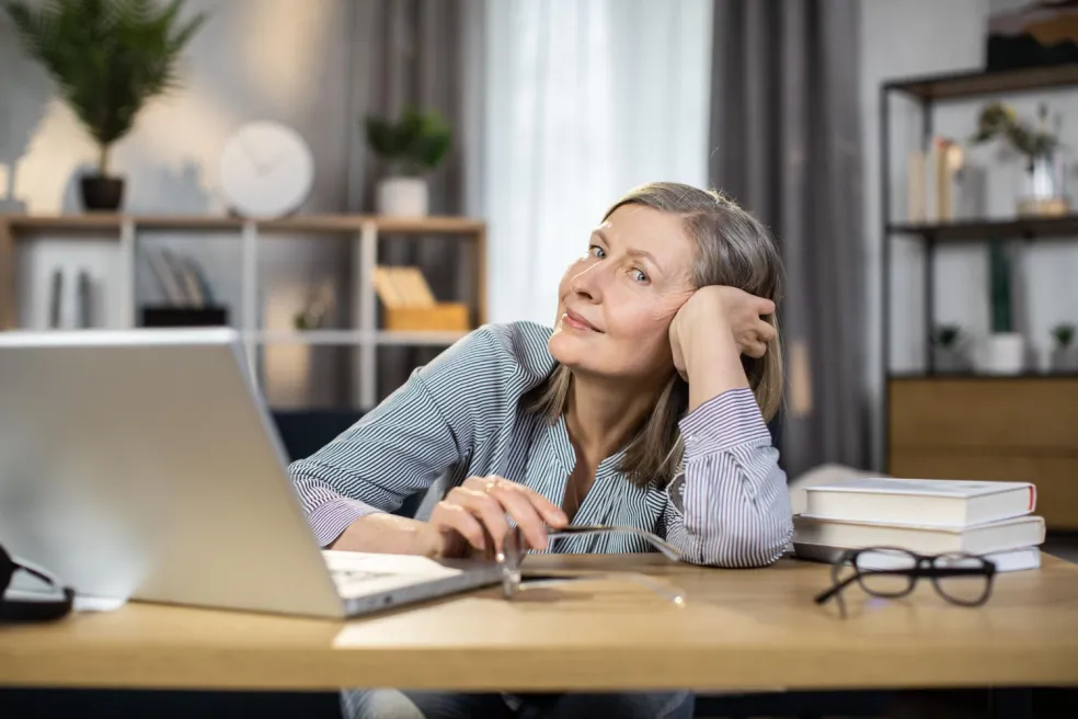 Žena po štyridsiatke sa pri práci s notebookom nedokáže sústrediť pre mozgovú hmlu