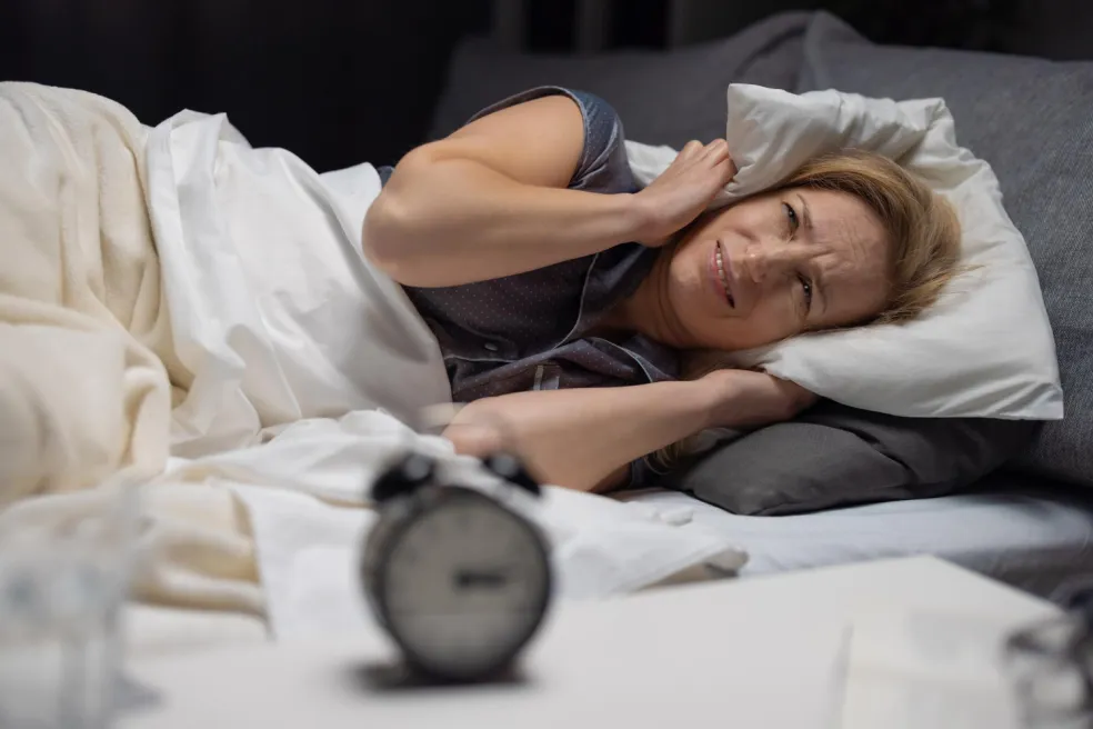Žena počas perimenopauzy nemôže v noci spať pre nával tepla a potenie