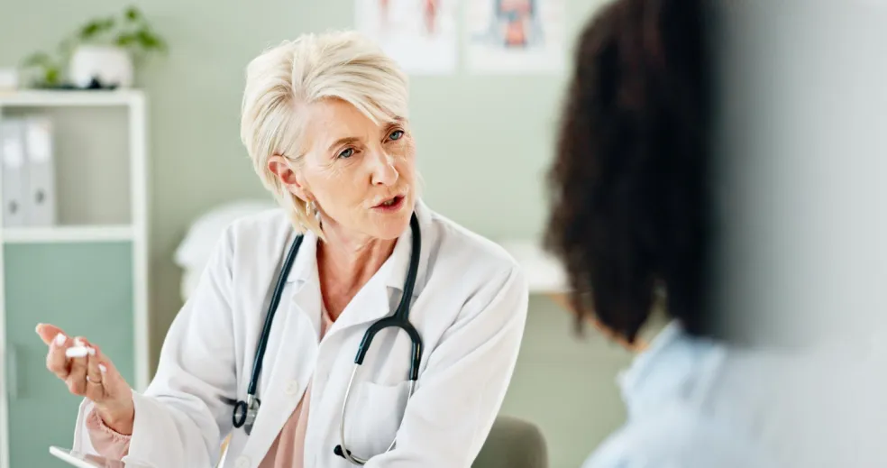 Zrelá pacientka konzultuje s lekárkou diagnostiku perimenopauzy a možnosti liečby