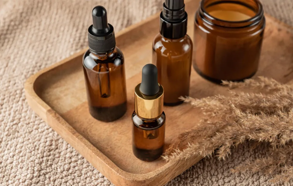 Telové sérum s kvapkadlom a hydratačný krém pripravené na drevenom podnose