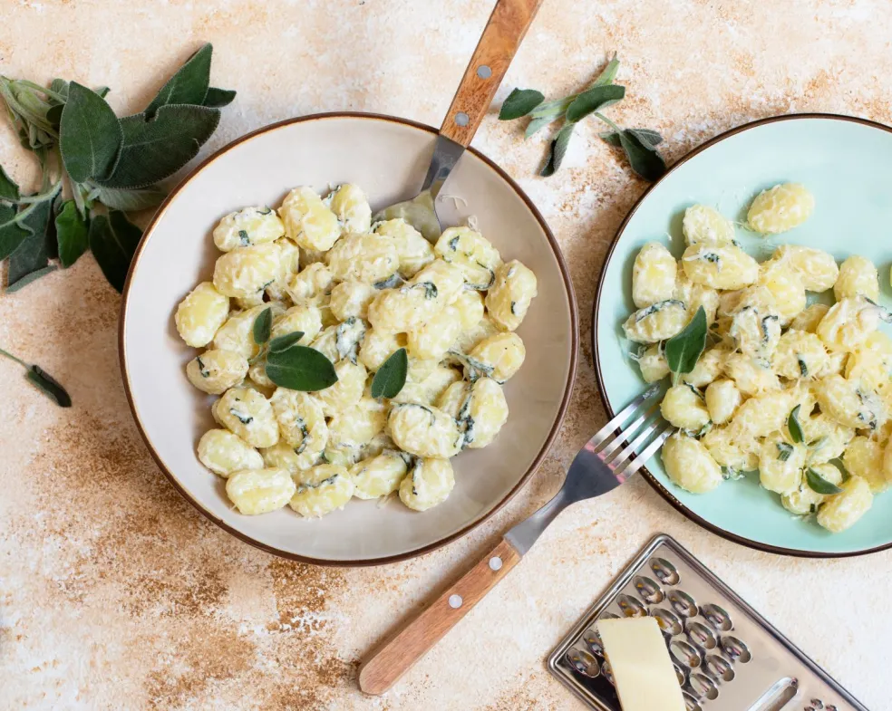 Domáce gnocchi s maslom, syrom a čerstvými lístkami šalvie