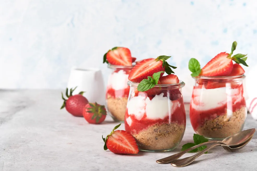 jahodové cheesecake poháre zo skyru a tvarohu