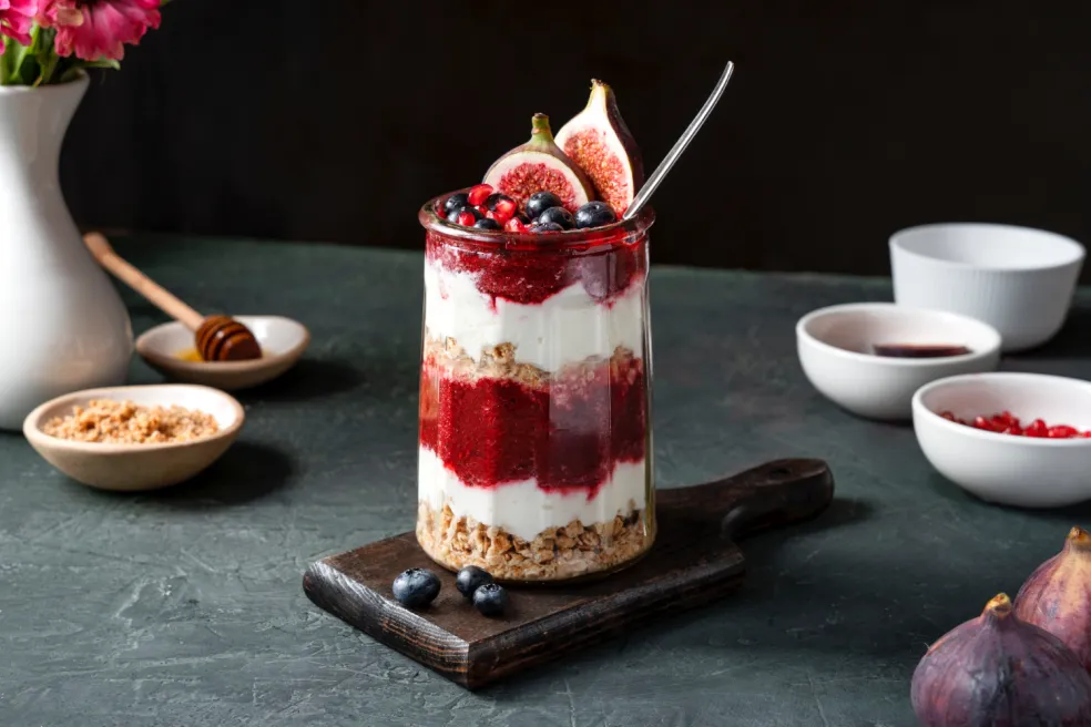 vrstvený cheesecake dezert s ovocím