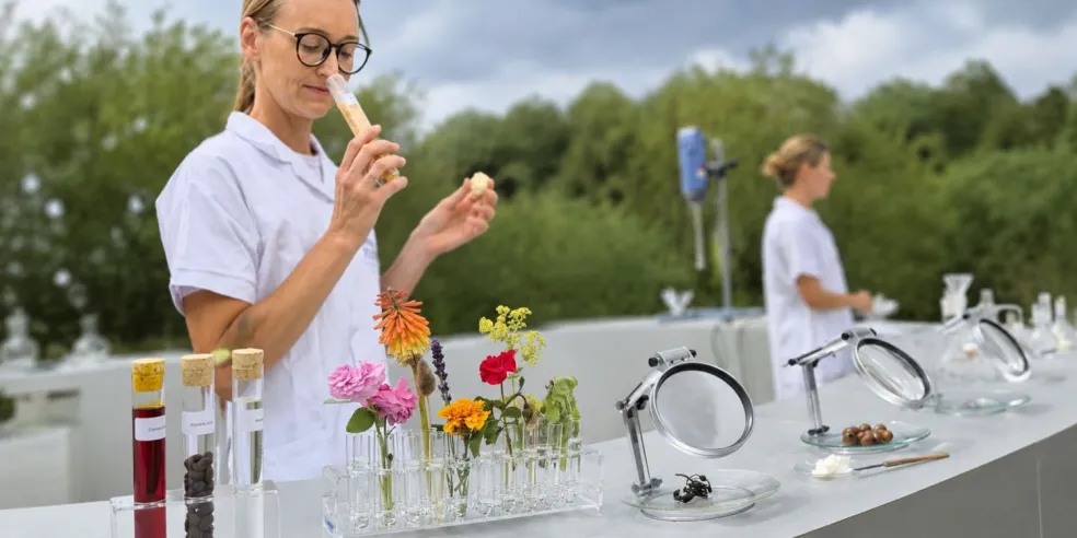 Vývoj produktov ANNEMARIE BÖRLIND začína vo vlastnom výskumnom centre v nemeckom Čiernom lese, kde vedci prepájajú prírodné aktívne látky s modernými poznatkami biológie kože.