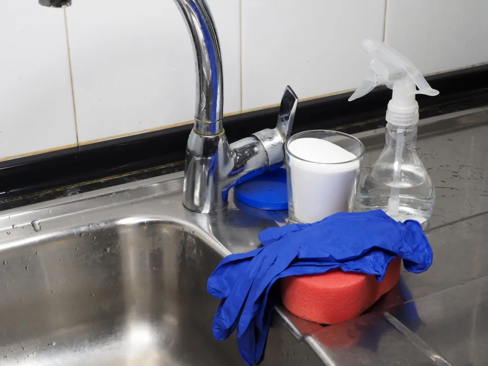 Sóda bikarbóna a ocot pripravené na čistenie kuchynského odtoku