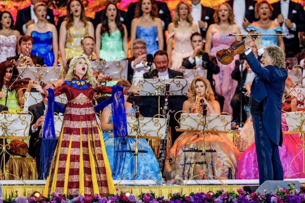 André Rieu diriguje Johann Strauss Orchestra počas letného koncertu na námestí Vrijthof v holandskom Maastrichte.