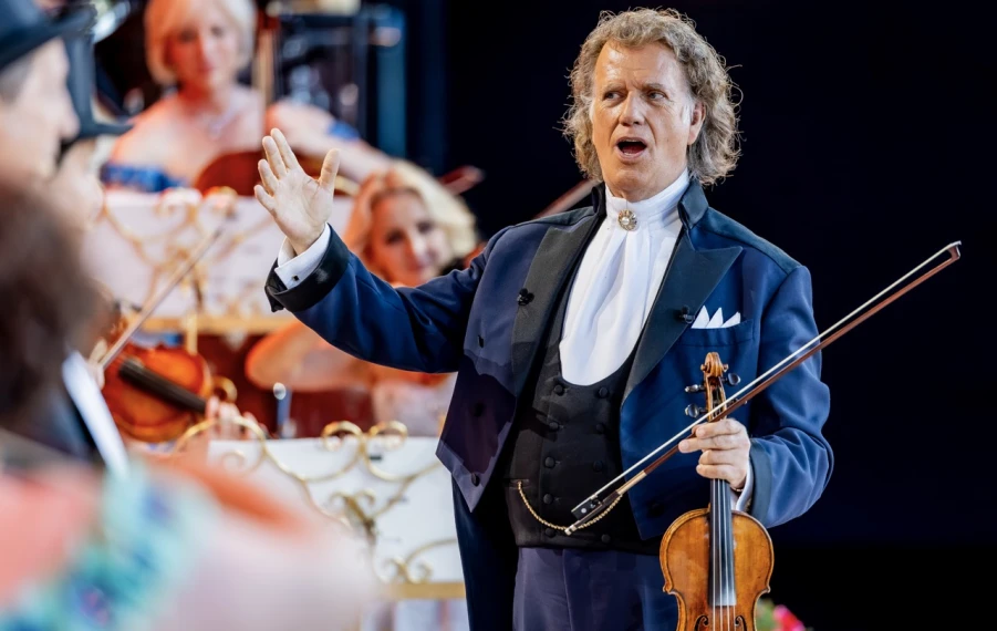 André Rieu diriguje Johann Strauss Orchestra počas letného koncertu na námestí Vrijthof v holandskom Maastrichte.