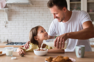 Almond Dad: Čo tento pojem znamená a ako komentáre otcov ovplyvňujú vzťah detí k telu?