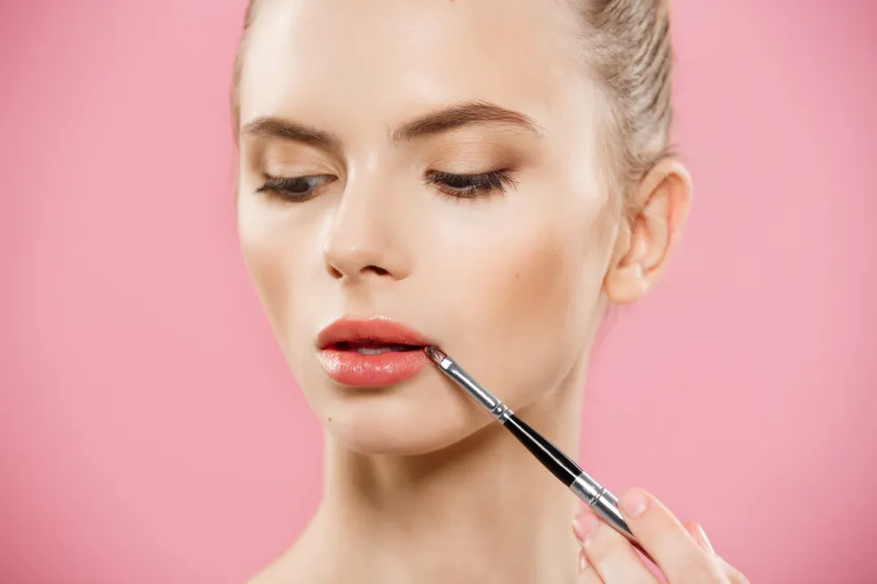 lesklý lip tint na hydratovaných perách