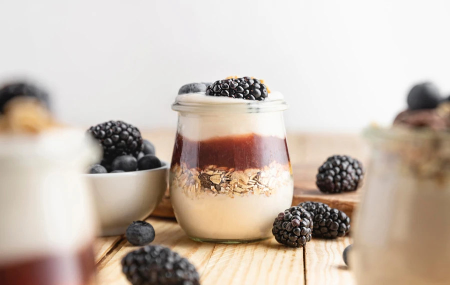 cheesecake poháre bez pečenia s ovocím a krémom zo skyru