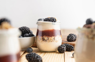Zdravé cheesecake poháre bez pečenia: 5 krémových receptov zo skyru, tvarohu a ovocia