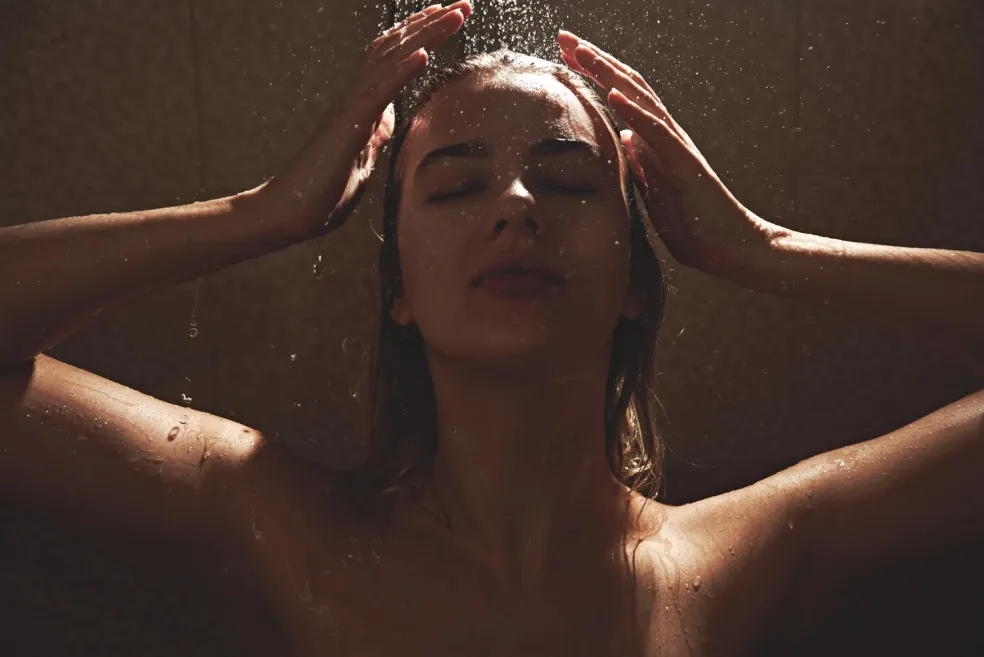 relaxačná sprcha pri tlmenom svetle