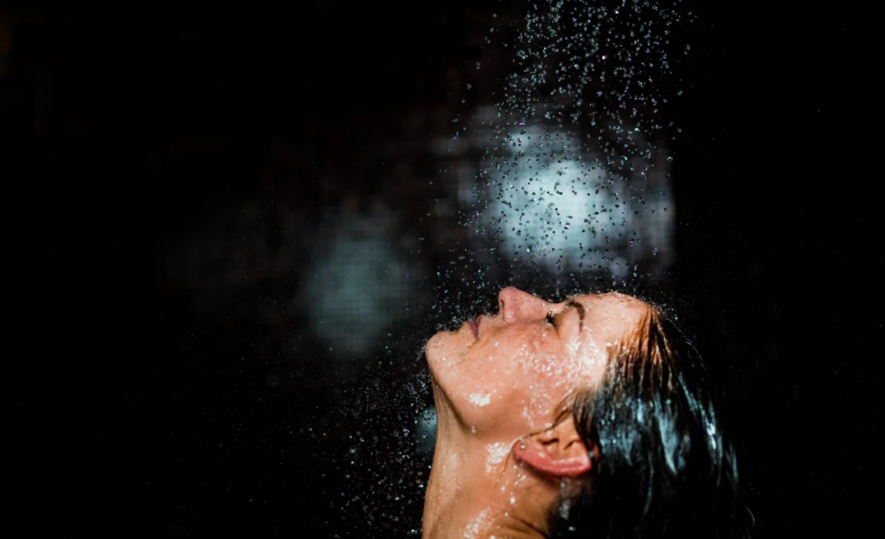 večerná sprcha pri tlmenom svetle Dark showering