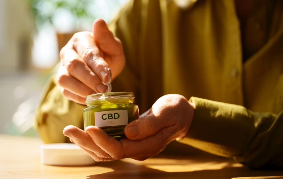 CBD olej s listami konope