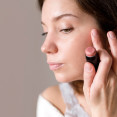 Blonzer: Make-up trend leta 2026, ktorý spája bronzer a lícenku pre prirodzene opálenú pleť