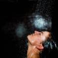 Dark showering: Prečo sa sprcha v tlmenom svetle stala večerným rituálom pre lepší spánok a menej stresu?